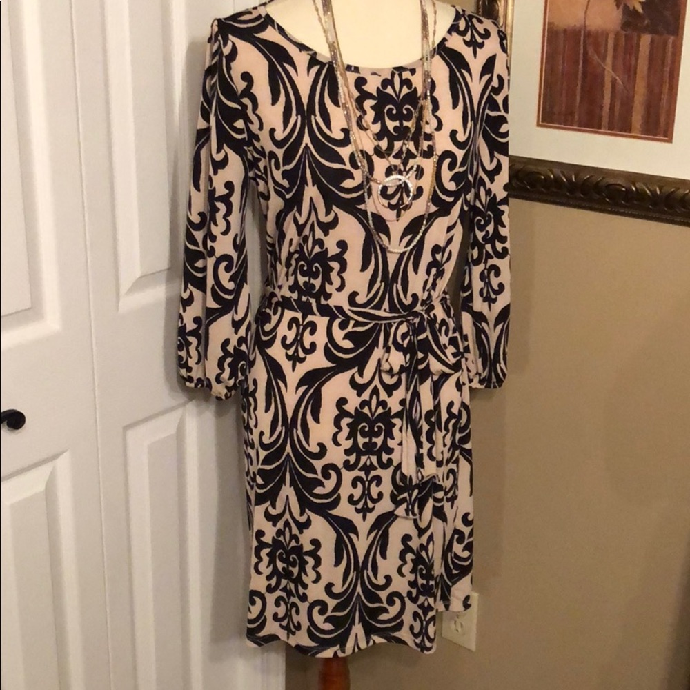 Super cute belted dress.